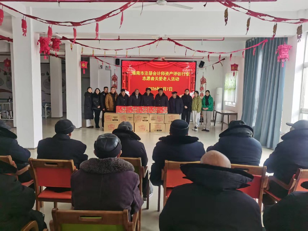 新春佳节送关怀，党员暖心伴老人